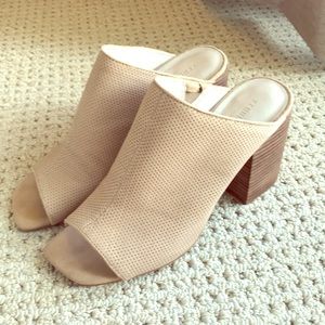 Kenneth Cole Mules with Block Heel (Sz. 8.5, tan)